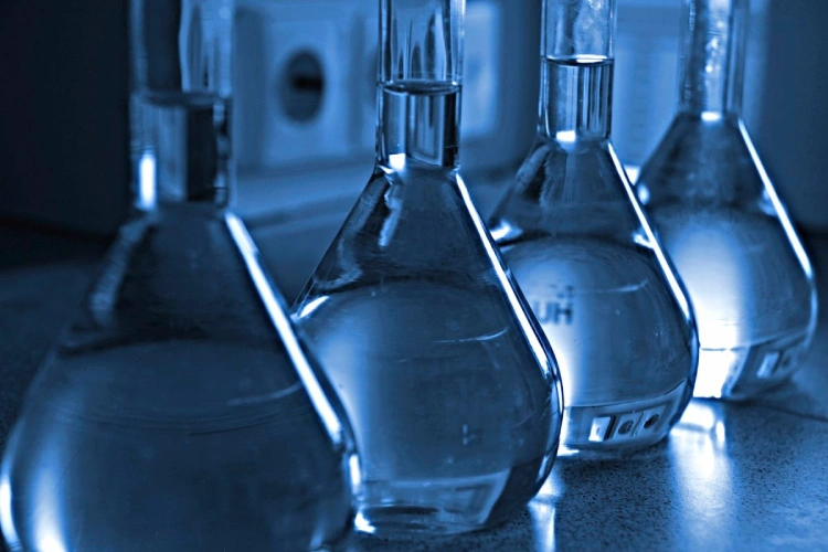 تحلیل ریسکها و چالشهای خاص در واردات مواد شیمیایی از چین